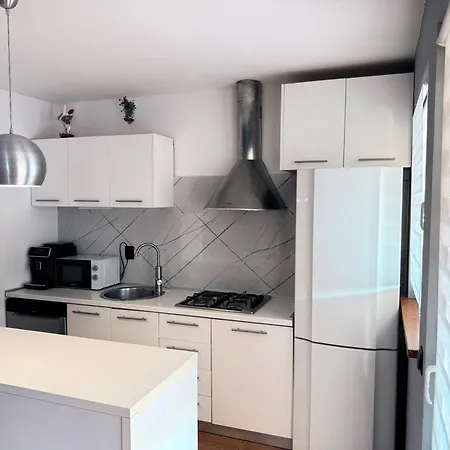 Nyaraló Manolo House Póla